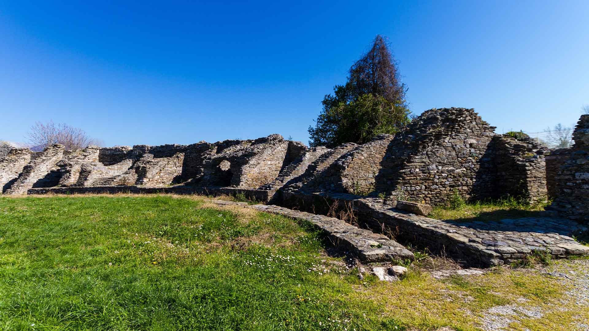 Vista aerea dell’anfiteatro dell’area archeologica di Luni