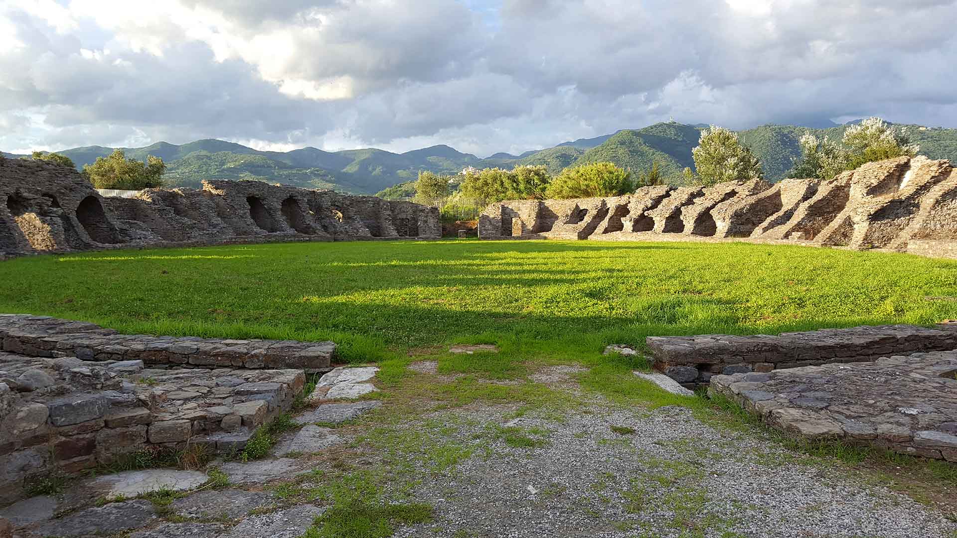 Vista aerea dell’anfiteatro dell’area archeologica di Luni