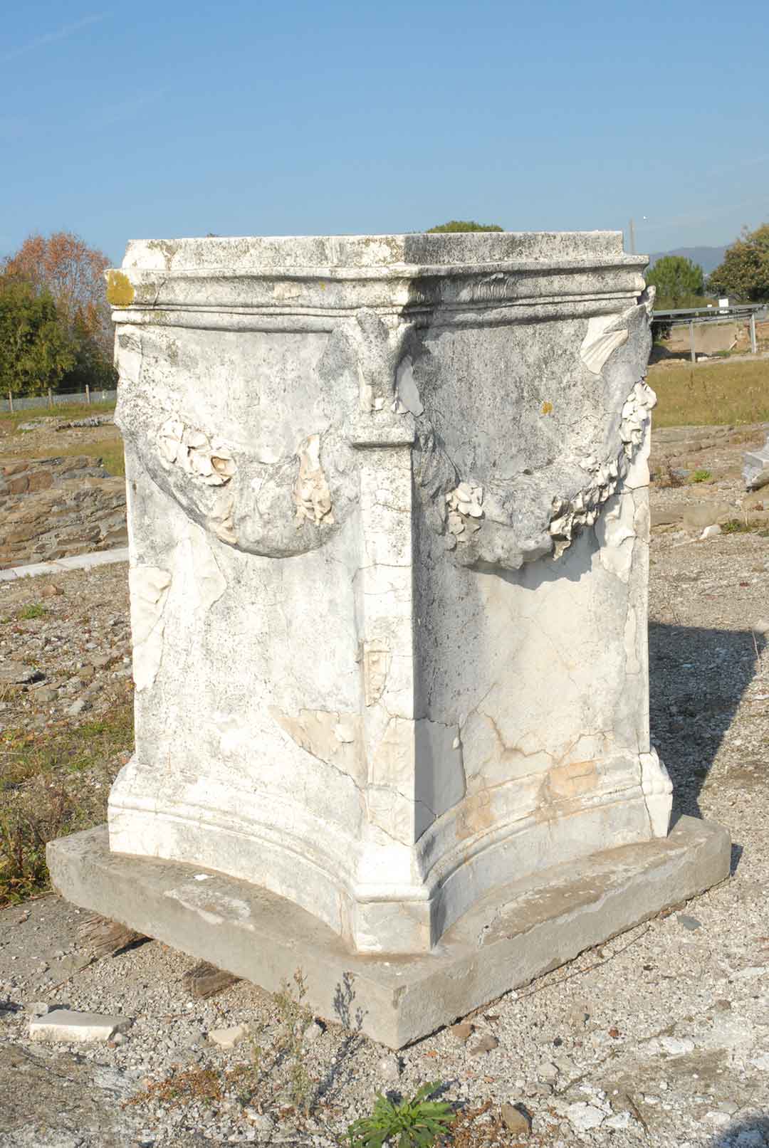 Basamento delle statue che adornavano il foro